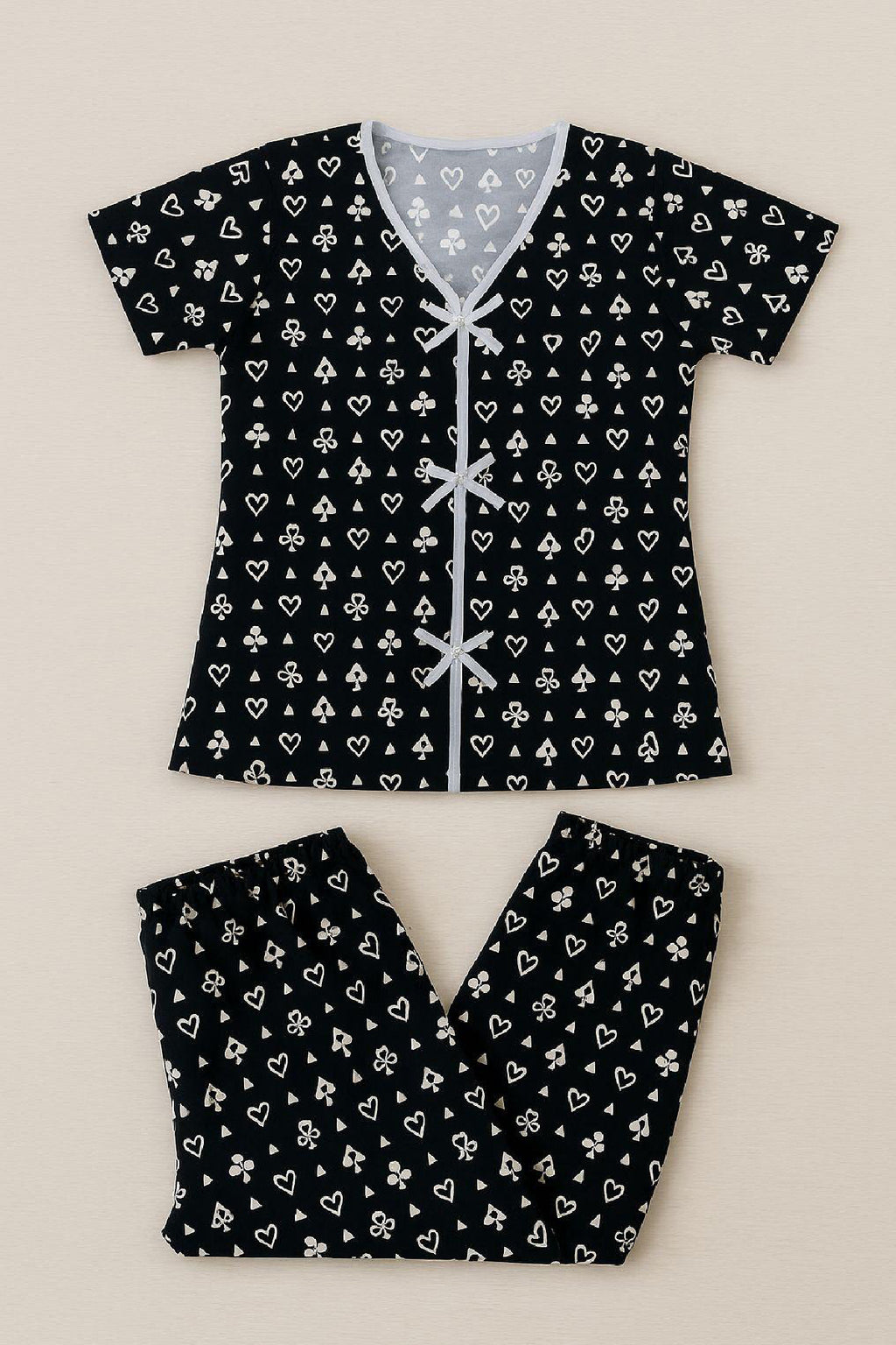 Kadın Siyah Beyaz Kalp Desenli Fiyonklu Kısa Kollu Pijama Takımı