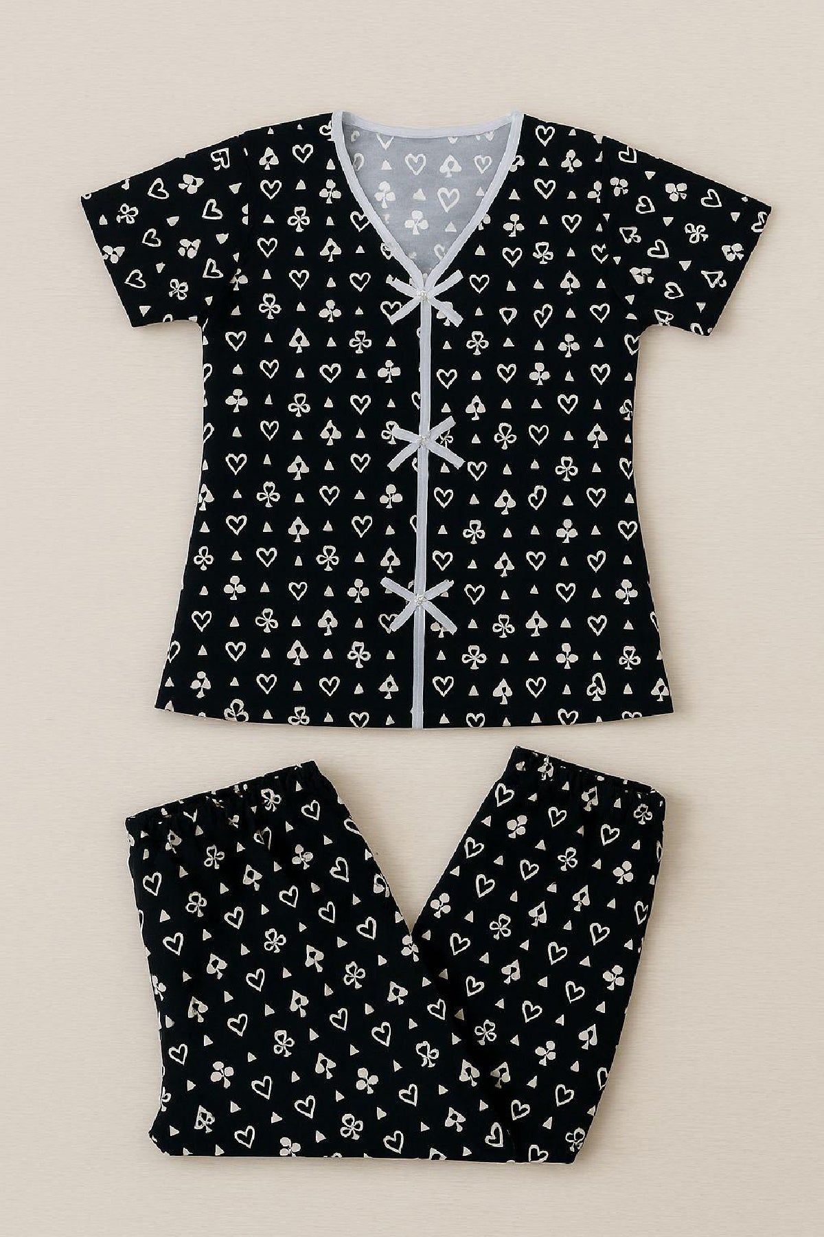 Kadın Siyah Beyaz Kalp Desenli Fiyonklu Kısa Kollu Pijama Takımı