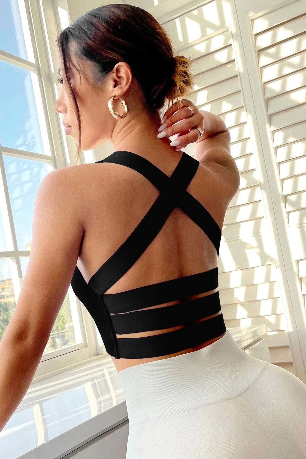 Kadın Siyah Sırtı Çapraz Lastik Detaylı Crop Top Bluz