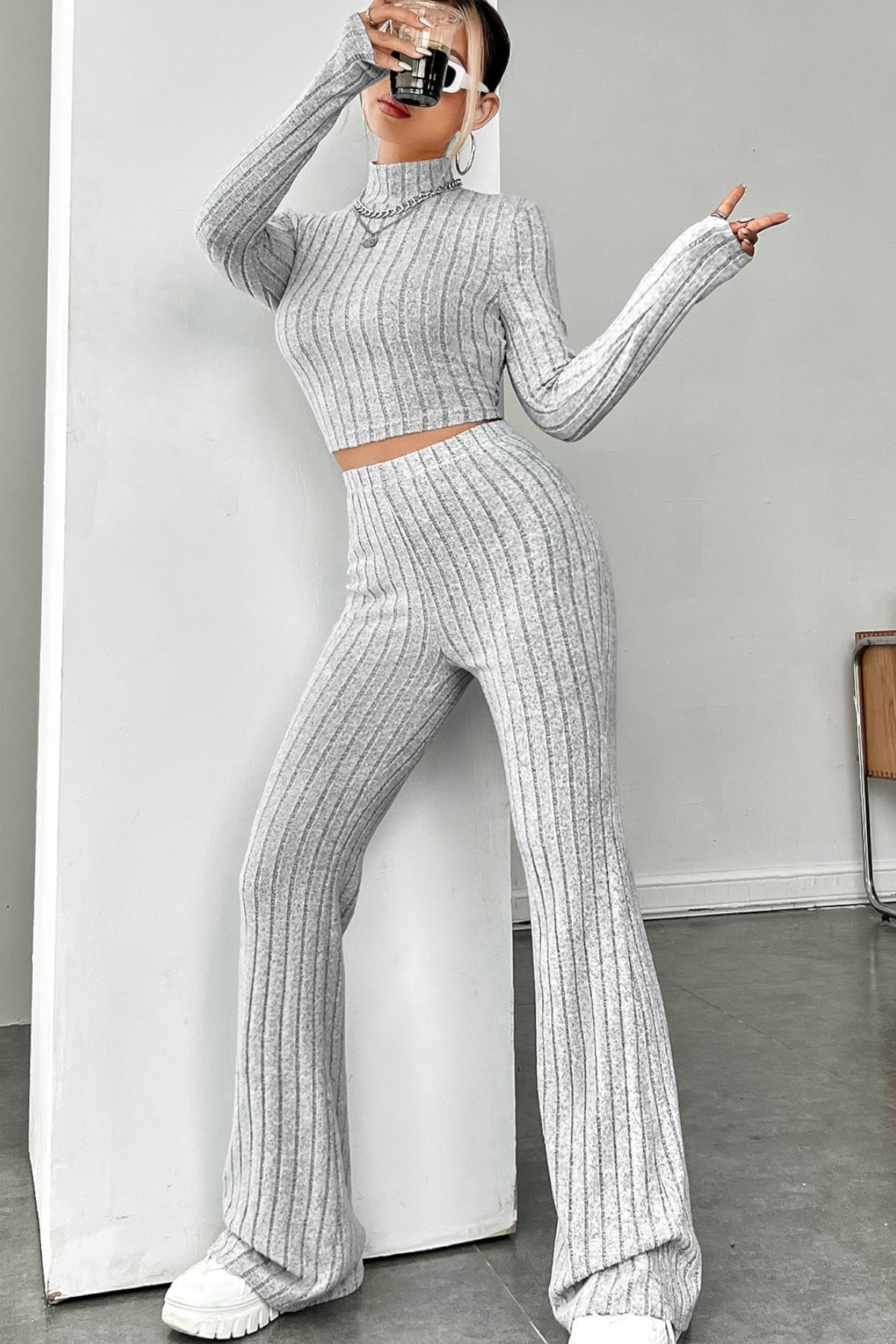 Kadın Gri Çizgili Boğazlı Crop Top ve Yüksek Bel Pantolon Takım