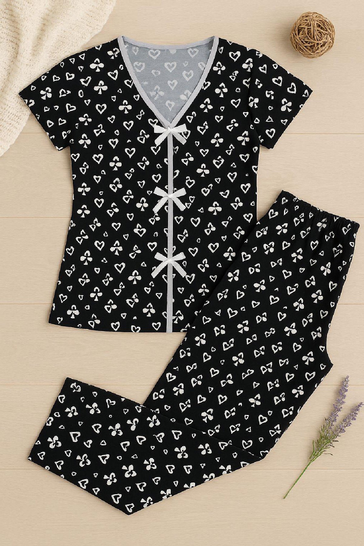Kadın Siyah Beyaz Kalp Desenli Fiyonklu Kısa Kollu Pijama Takımı