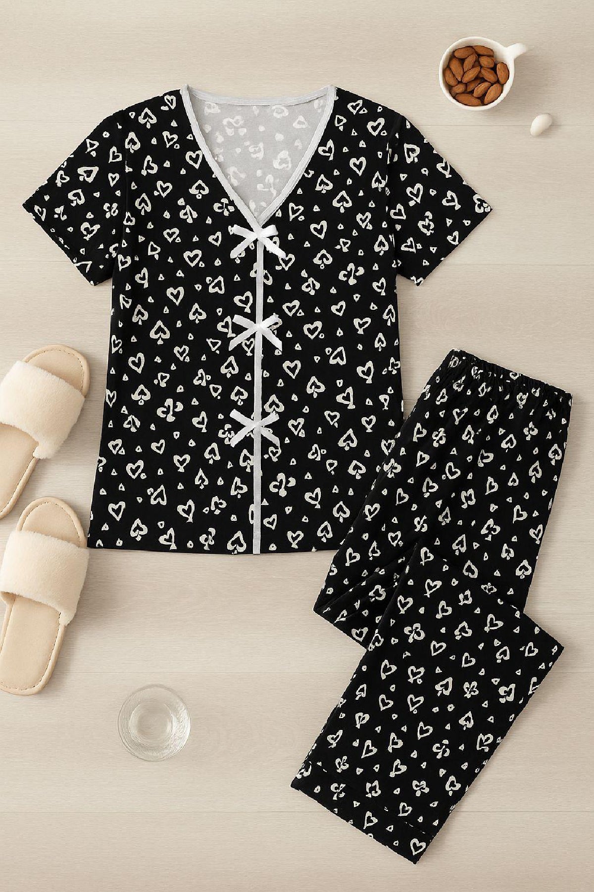 Kadın Siyah Beyaz Kalp Desenli Fiyonklu Kısa Kollu Pijama Takımı