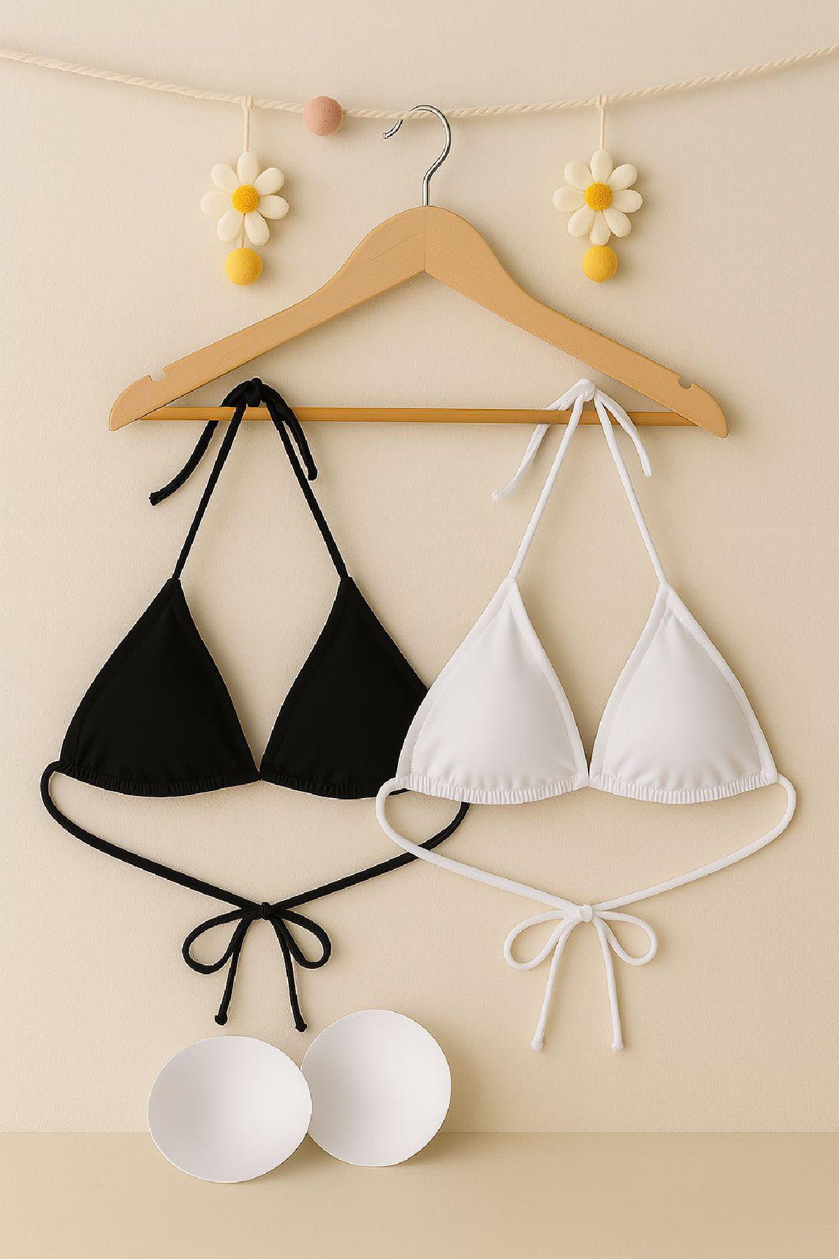 Kadın Siyah ve Beyaz Minimal Kesim Üçgen Bikini Üstü