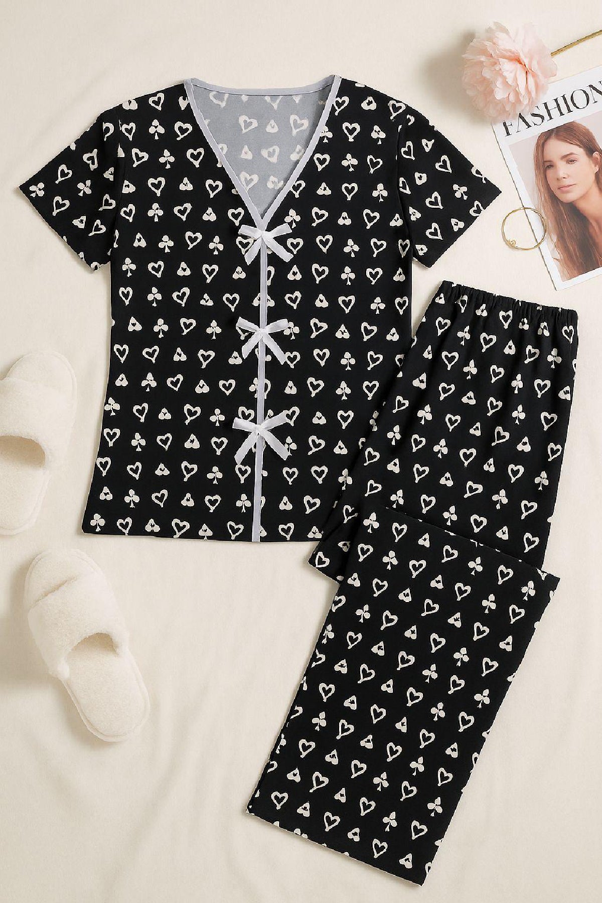 Kadın Siyah Beyaz Kalp Desenli Fiyonklu Kısa Kollu Pijama Takımı