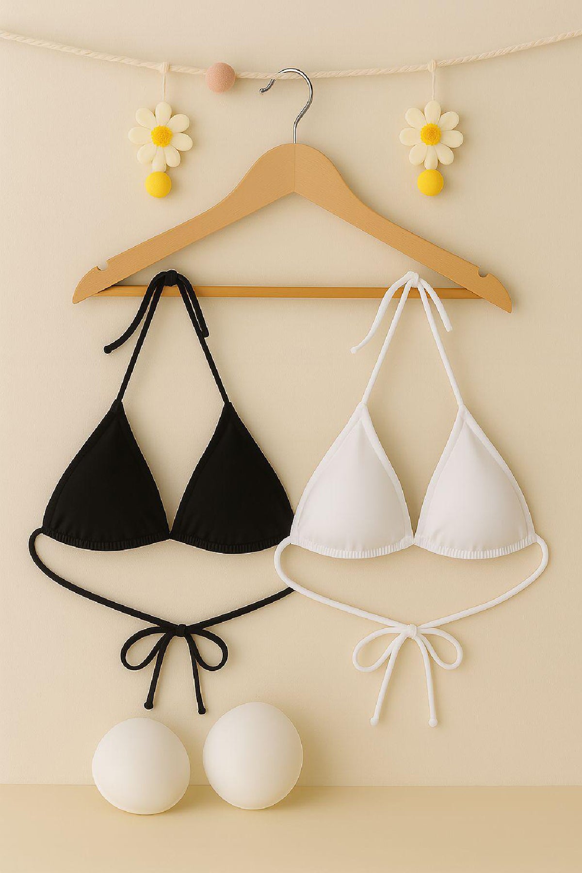 Kadın Siyah ve Beyaz Minimal Kesim Üçgen Bikini Üstü