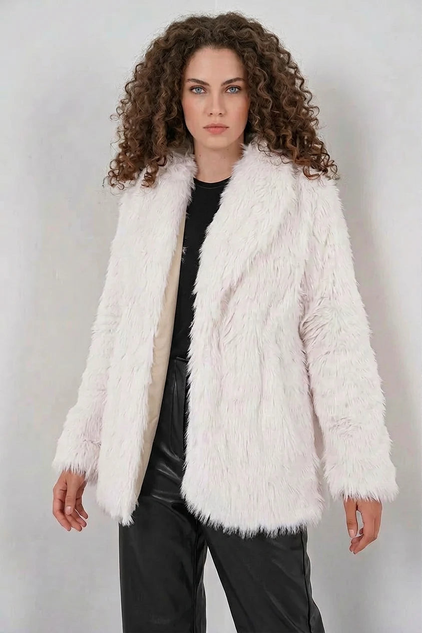 Kadın Geniş Yaka Kemerli Kürklü Oversize Beyaz Kaban