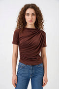 Kadın Yuvarlak Yaka Büzgülü Detay Kısa Kol Kahverengi Bluz