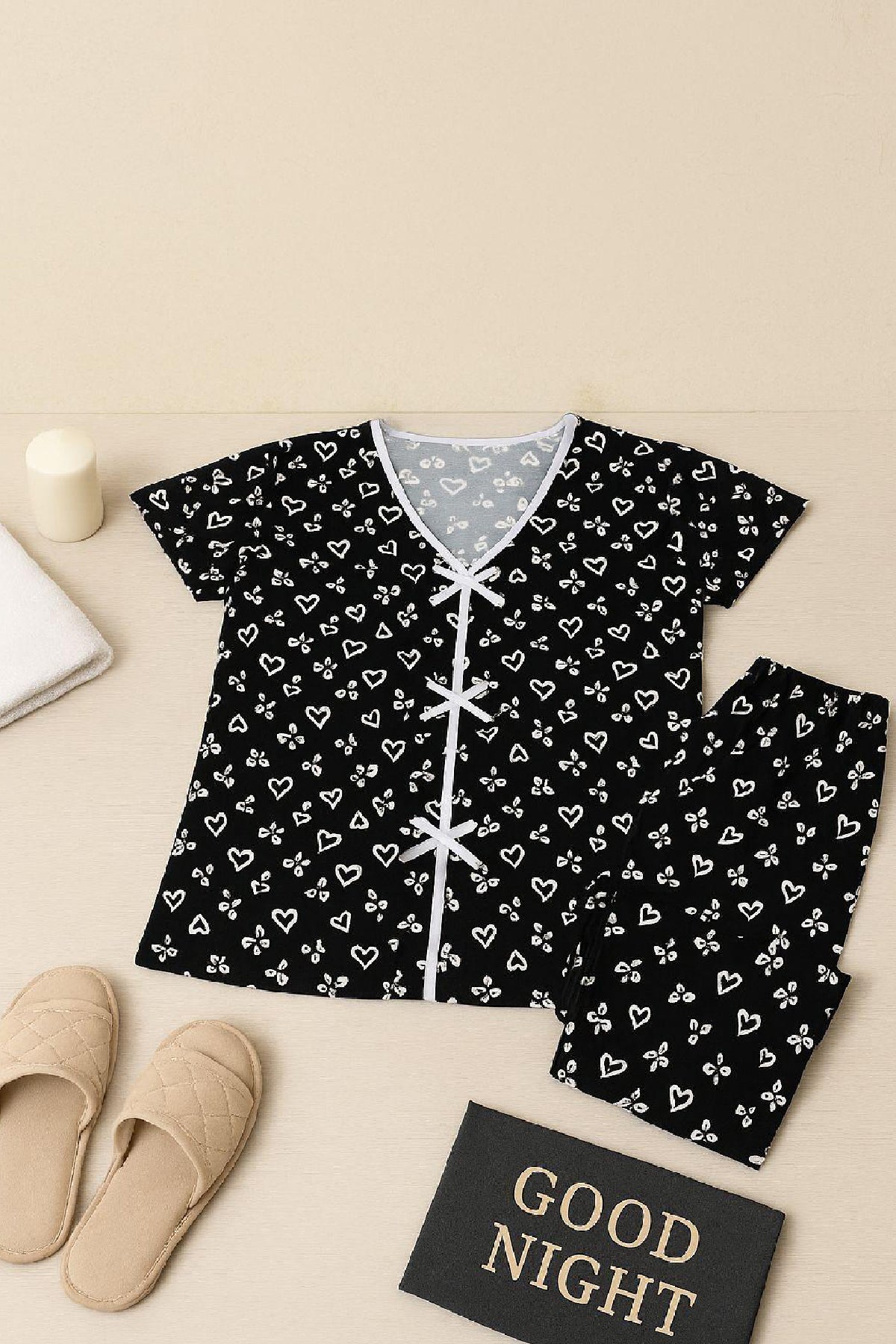 Kadın Siyah Beyaz Kalp Desenli Fiyonklu Kısa Kollu Pijama Takımı