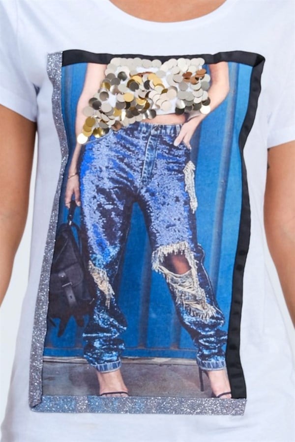 Beyaz Baskılı Pul İşlemeli Sim Şeritli T-Shirt