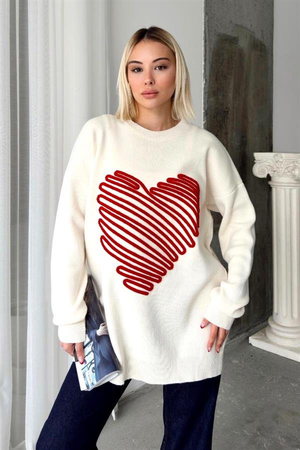 Beyaz Kabartma Büyük Kalpli Triko Kazak