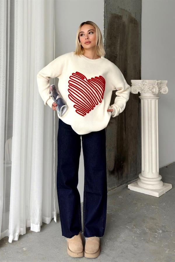 Beyaz Kabartma Büyük Kalpli Triko Kazak