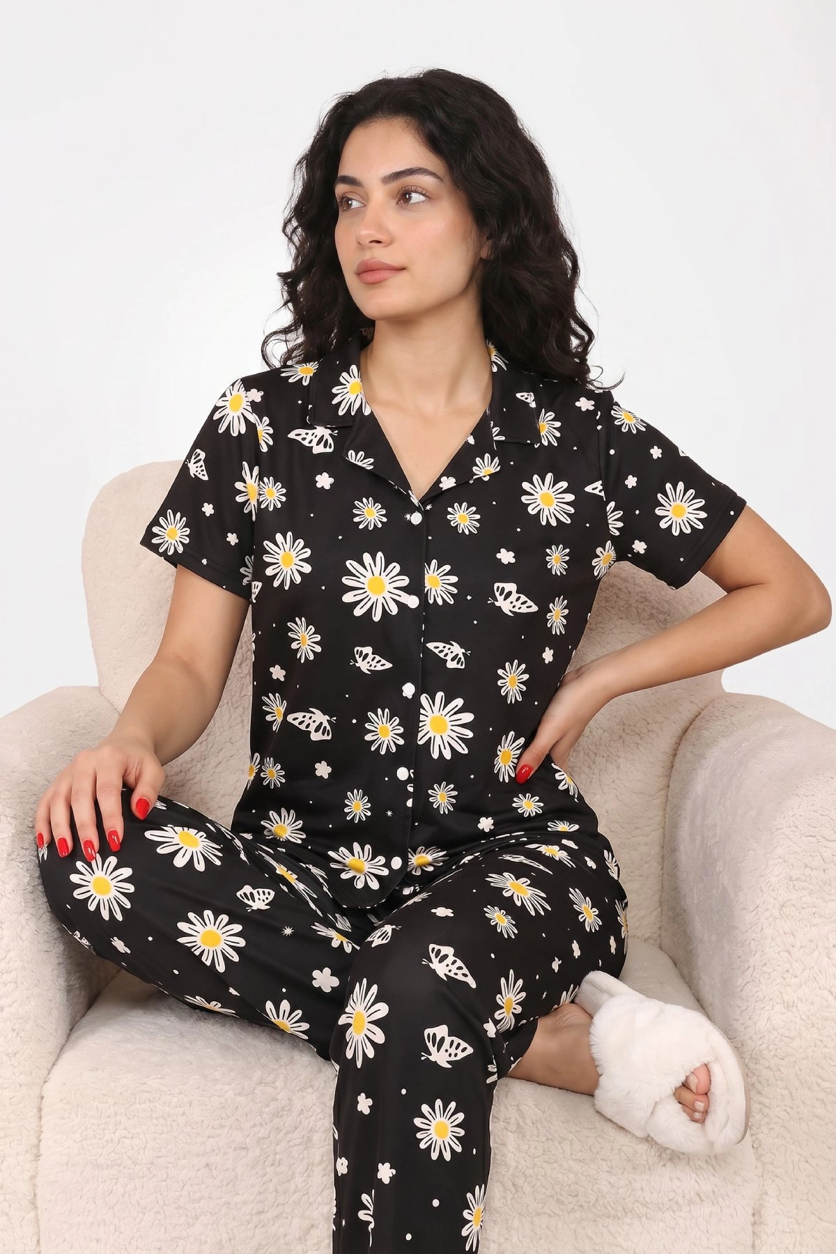 Siyah Papatya ve Kelebek Desenli Kısa Kollu Gömlek Yaka Milan Kumaş Kadın Pijama Takımı
