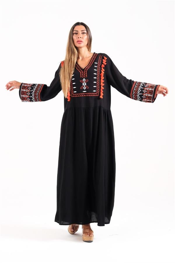 Siyah V Yaka Kolları Ve Göğsü Nakışlı Püsküllü Uzun Elbise